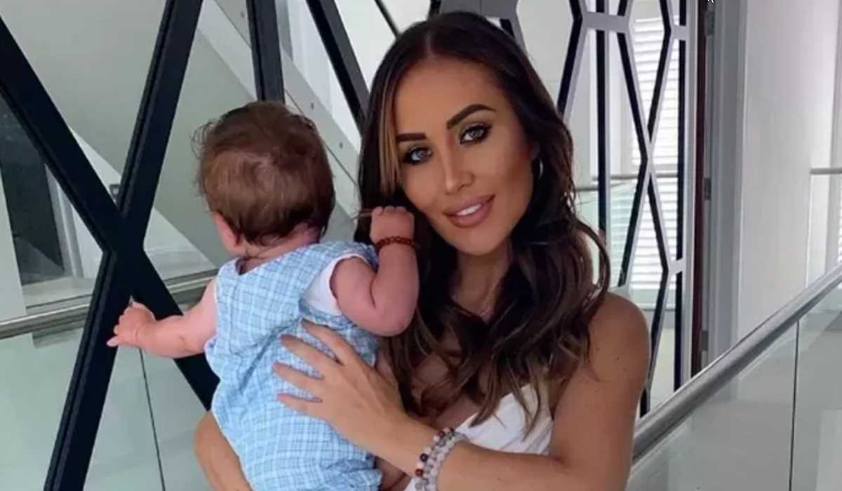 Mantan istri Kyle Walker Lauryn Goodman mengendong anaknya