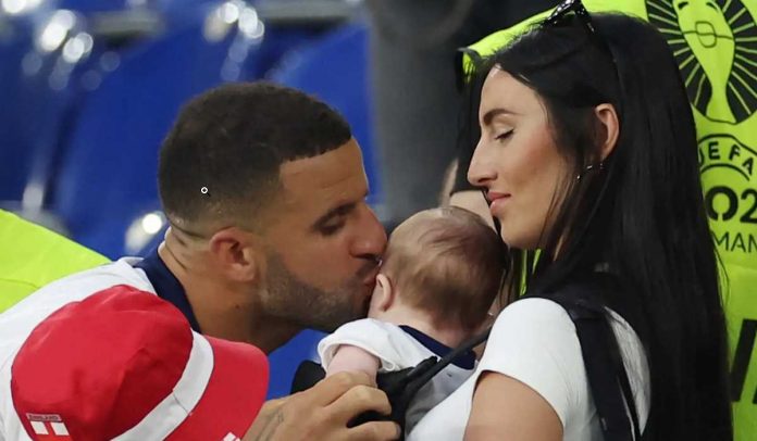 Kyle Walker bersama istrinya Annie Kilner dan anak-anaknya