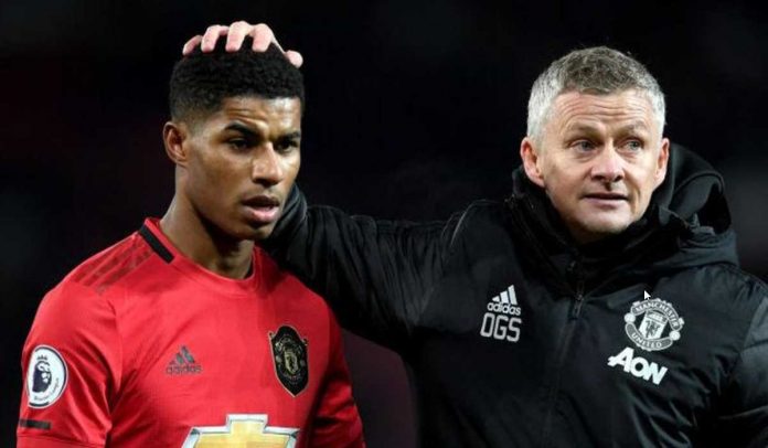 Ole Gunnar Solskjaer mengusap kepala Marcus Rashford