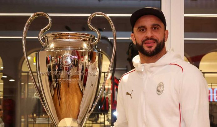 Kyle Walker berfoto dengan trofi Liga Champions AC Milan