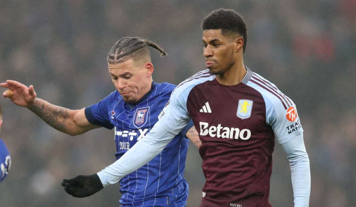 Marcus Rashford dari Aston Villa berduel dengan Kalvin Phillips dari Ipswich Town