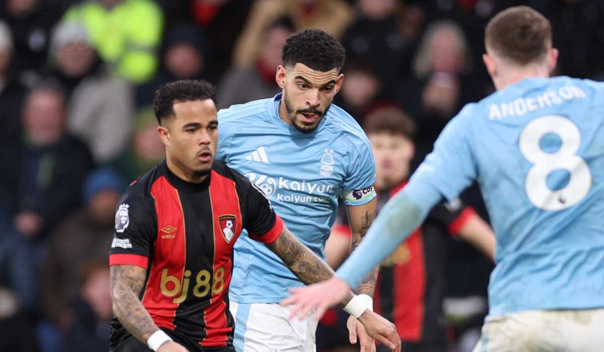 Justin Kluivert berduel dengan Morgan Gibbs-White di laga Bournemouth vs Nottingham