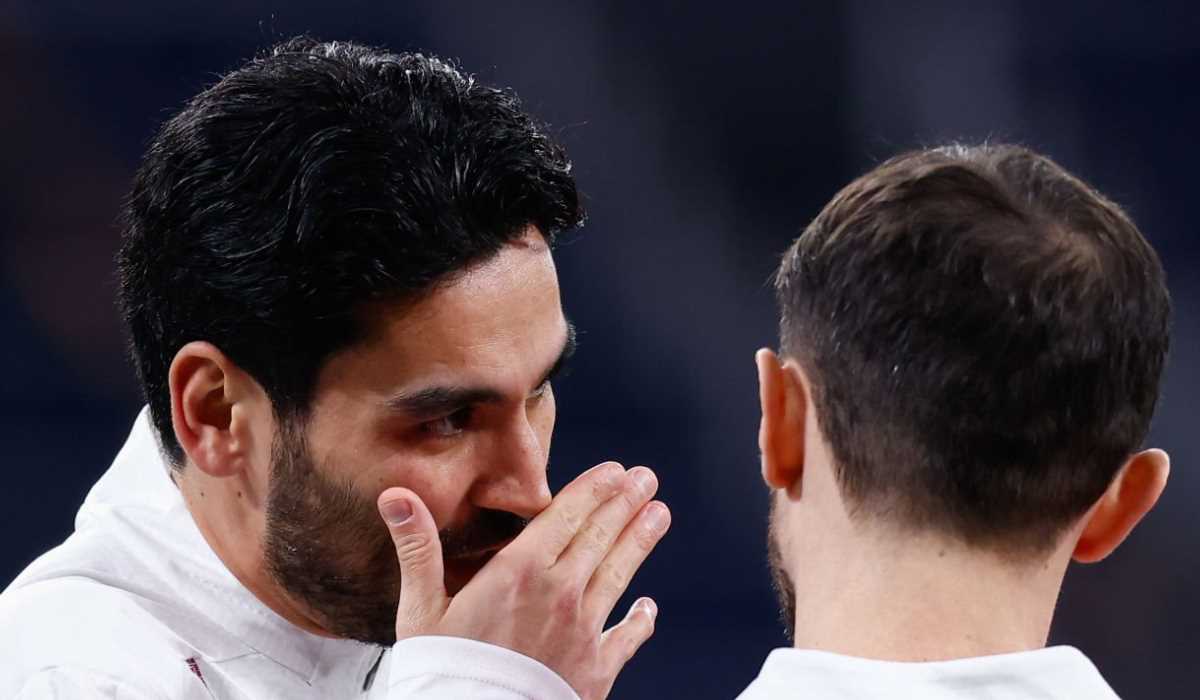 Ilkay Gundogan berbicara dengan Bernardo Silva jelang Real Madrid vs Manchester City