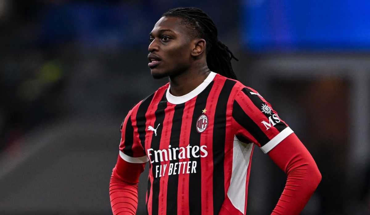 Rafael Leao tampak kecewa di laga AC Milan vs Feyenoord