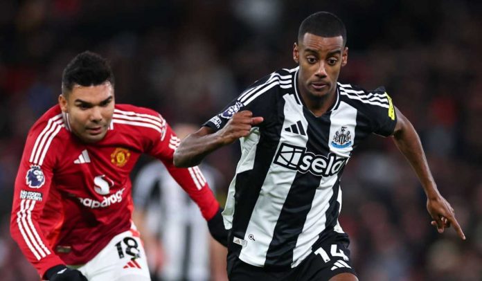 Alexander Isak melewati Casemiro di laga Newcastle United vs Manchester United