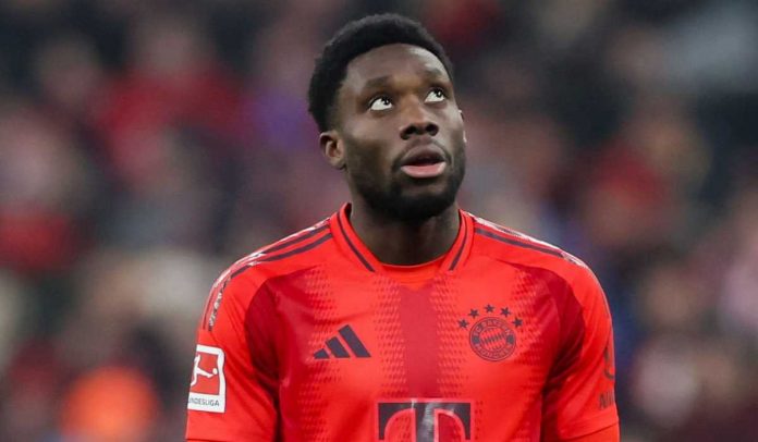 Alphonso Davies di laga Bayern Munchen v VfL Wolfsburg