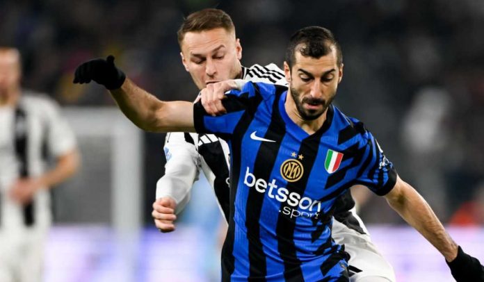 Henrikh Mkhitaryan berebut bola dengan Teun Koopmeiners di laga Juventus vs Inter Milan