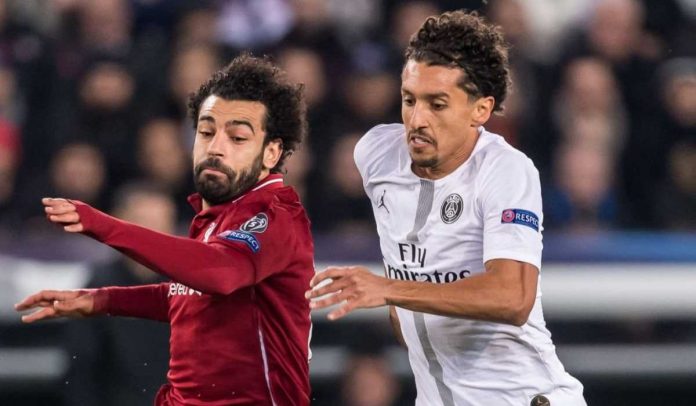 Mohamed Salah berebut bola dengan Marquinhos di laga Paris St Germain v Liverpool