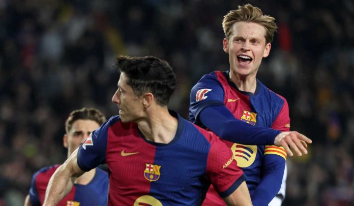 Frenkie de Jong merayakan gol Robert Lewandowski