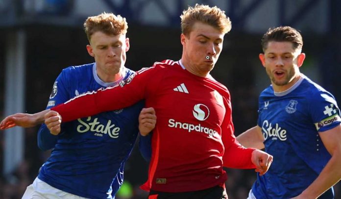 Rasmud Hojlund dikawal Jarrad Branthwaite di laga Everton vs Manchester United