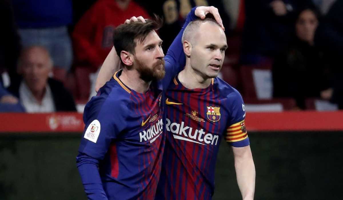 Lionel Messi merayakan gol bersama Andres Iniesta