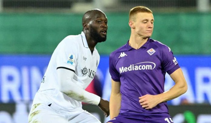 Pietro Comuzzo berduel dengan Romelu Lukaku di laga Fiorentina vs Napoli di Serie A