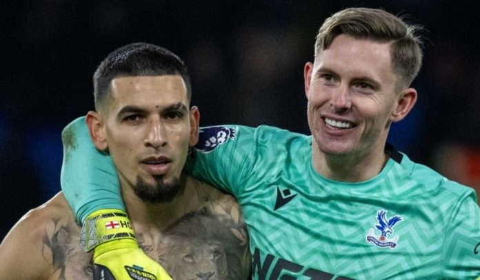 Dean Henderson merangkul Daniel Munoz usai laga Crystal Palace vs Southampton