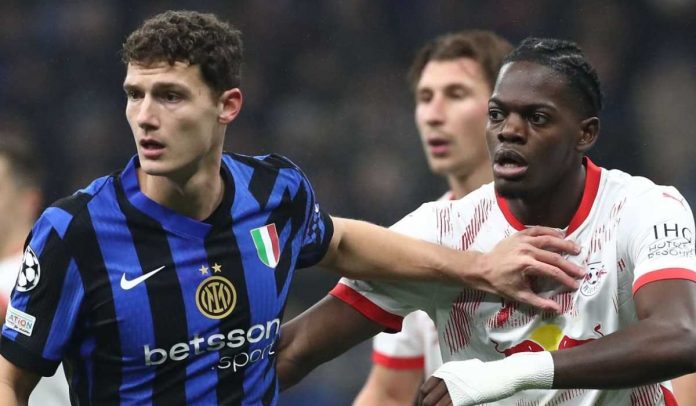 Castello Lukeba mengawal Benjamin Pavard di laga Inter Milan vs RB leipzig di Liga Champions