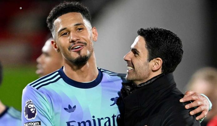 William Saliba bersama Mikel Arteta usai laga Brentford vs Arsenal