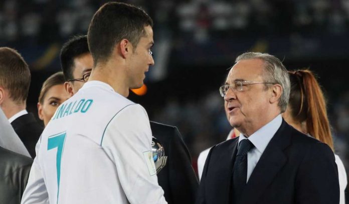 Cristiano Ronaldo berjabat tangan dengan Florentino Perez usai pertandingan Real Madrid