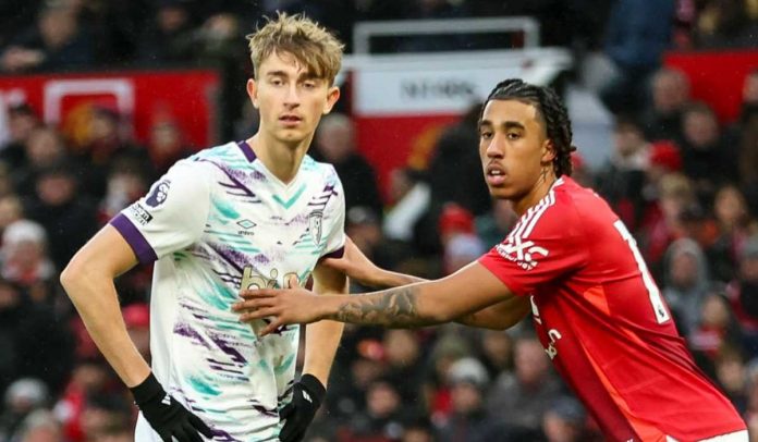 Dean Huijsen dikawal Leny Yoro di laga Manchester United vs Bournemouth