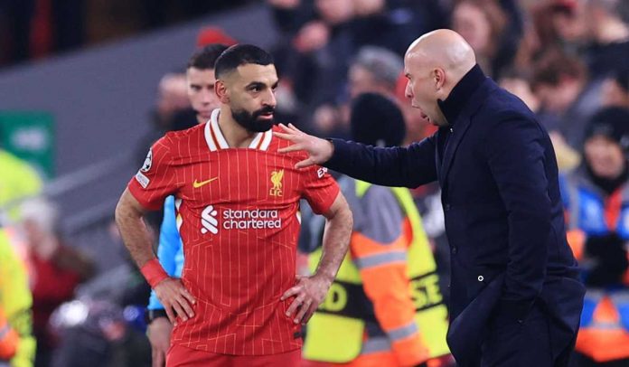 Arne Slot memberi instruksi pada Mohamed Salah