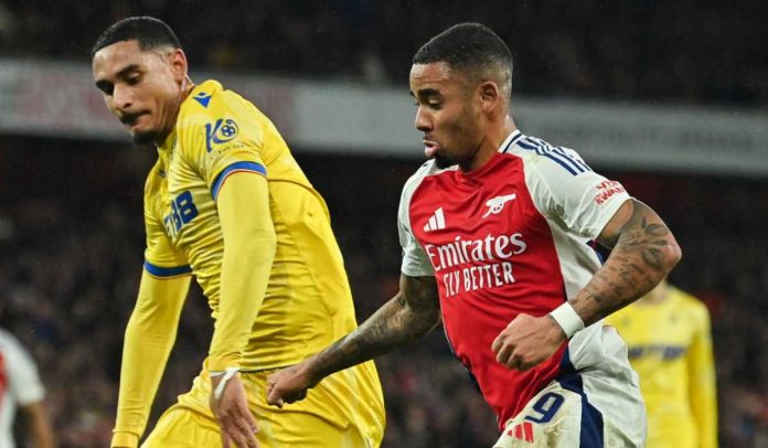 Lacroix dari Crystal Palace mengawal Gabriel Jesus dari Arsenal