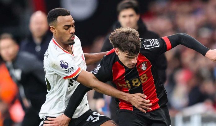 Milos Kerkez berduel dengan Ryan Gravenberch di laga Bournemouth vs Liverpool