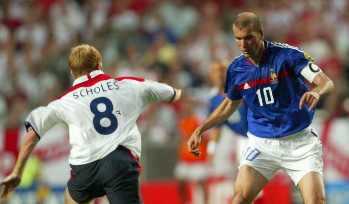 Zinedine Zidane berduel dengan Paul Scholes di level internasional