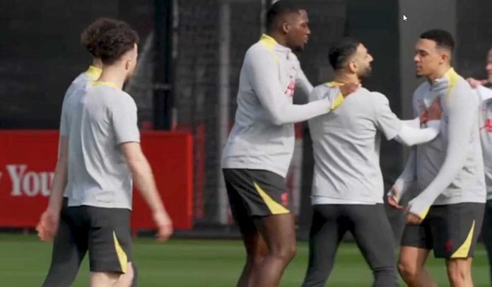 Mohamed Salah bercanda dengan Trent Alexander-Arnold di sesi latihan