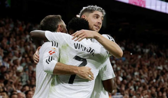 Dani Carvajal merayakan gol bersama Vinicius Junior dan Fede Valverde