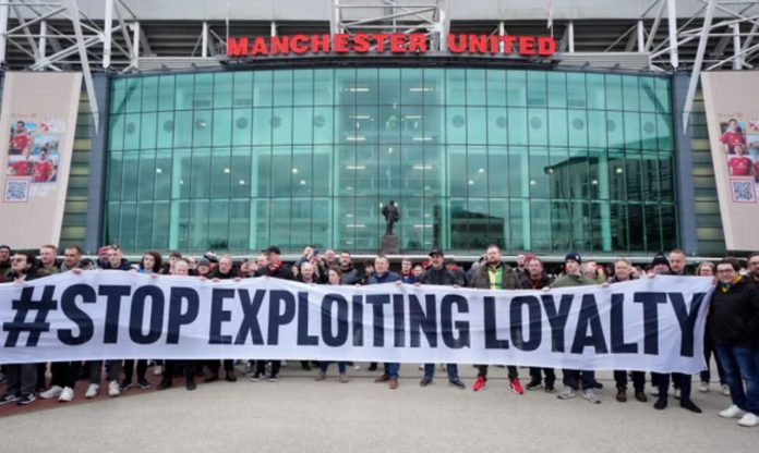 Fans Manchester United melakukan protes pada keluarga Glazer