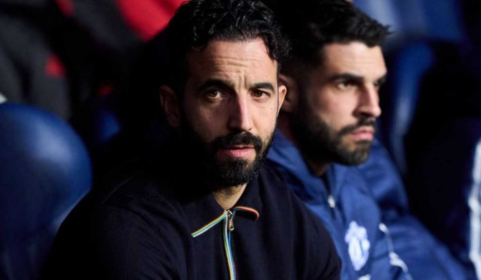 Tatapan Ruben Amorim di bench dalam laga Real Sociedad vs Manchester United