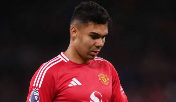 Casemiro berjalan keluar di laga Manchester United vs Ipswich Town